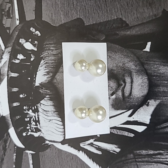 unbranded Jewelry - Pearl Earrings Studs White Classic Everyday Preppy Cute Simple Wedding Party EUC